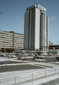 800588 Gezicht op het Holiday Inn Hotel (Jaarbeursplein 24) te Utrecht.